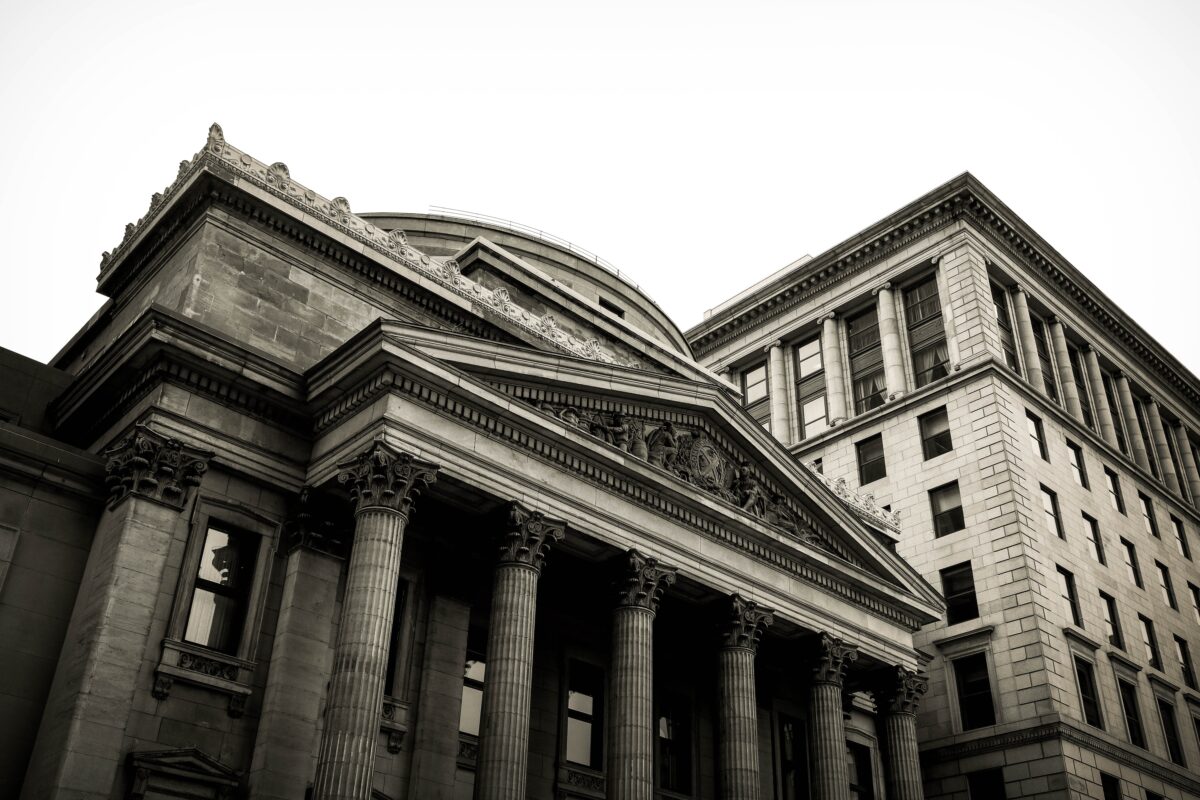 Multa da 371mln a Nomura, Ubs e Unicredit per un cartello sui bond